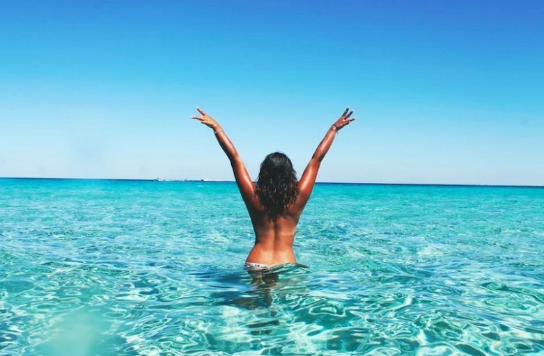 La Generazione Z vuole recuperare il tempo perduto: viaggi, feste e look audaci