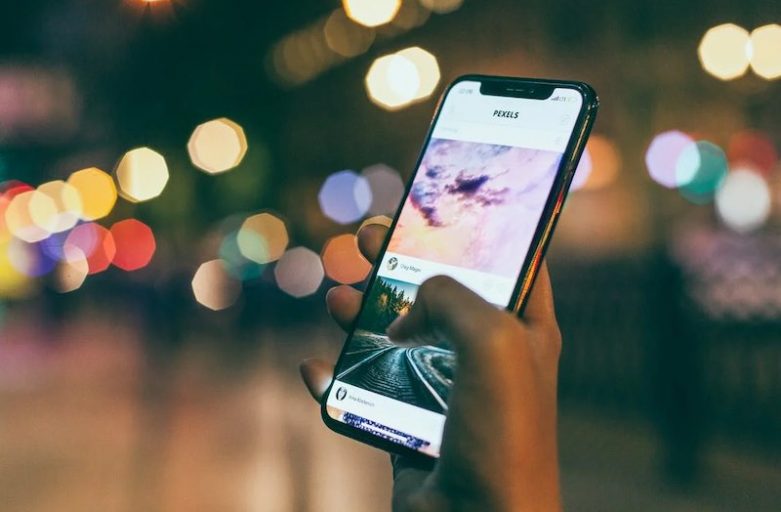 iPhone e Android: gli utenti passano almeno 4 ore al giorno sulle app