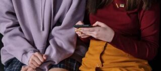 Contenuti online e minori: nuove regole per verificare l’età degli utenti