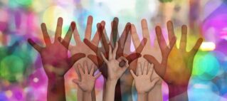Volontariato in Italia: meno persone coinvolte, ma più “impegnate”
